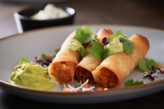 Flautas di pollo croccante con salsa di avocado piccante
