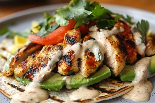 Involucro di avocado di pollo alla griglia con salsa di yogurt piccante