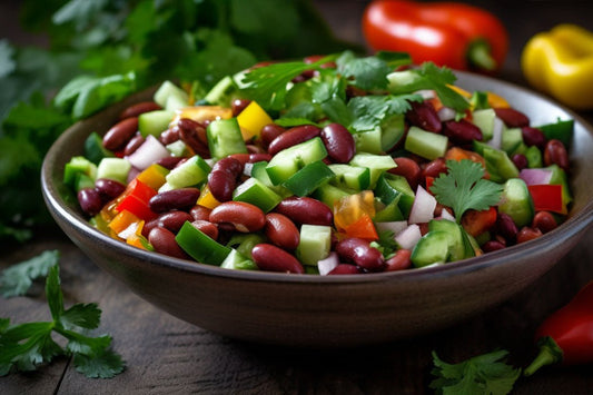 Insalata di fagioli colorati con verdure fresche e condimento piccante
