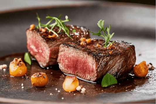 Carnivore diete ribeye bistecca con sego di aglio e bordi croccanti