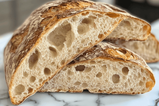 Pane a liscio a liscio artigiano con crosta croccante e briciola aperta
