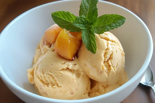 Crème glacée crémeuse à la pêche maison avec vanille et morceaux frais
