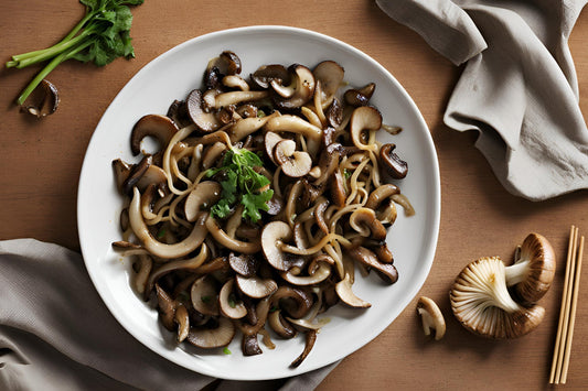 Champignons enoki sautés avec de l'ail et de la sauce soja