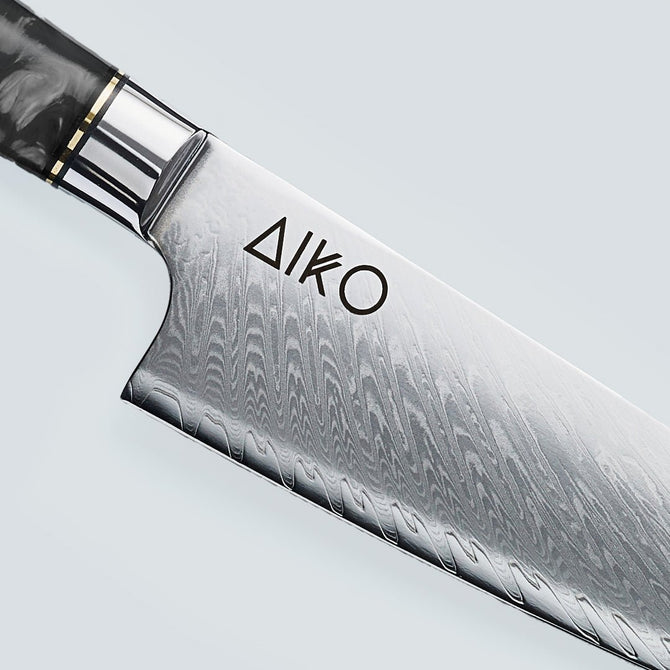 Couteau en acier Damas noir Aiko avec manche en résine noire colorée